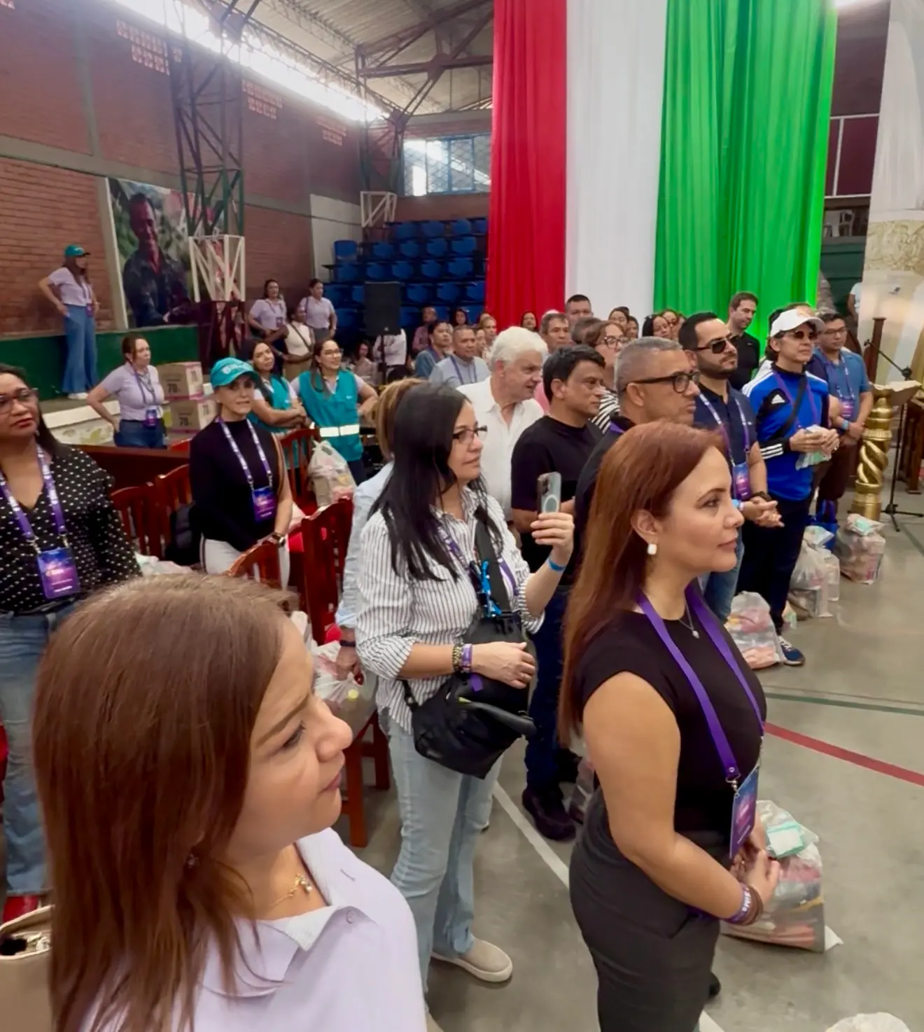 Colaboradores de Procaps organizando la entrega de ayudas