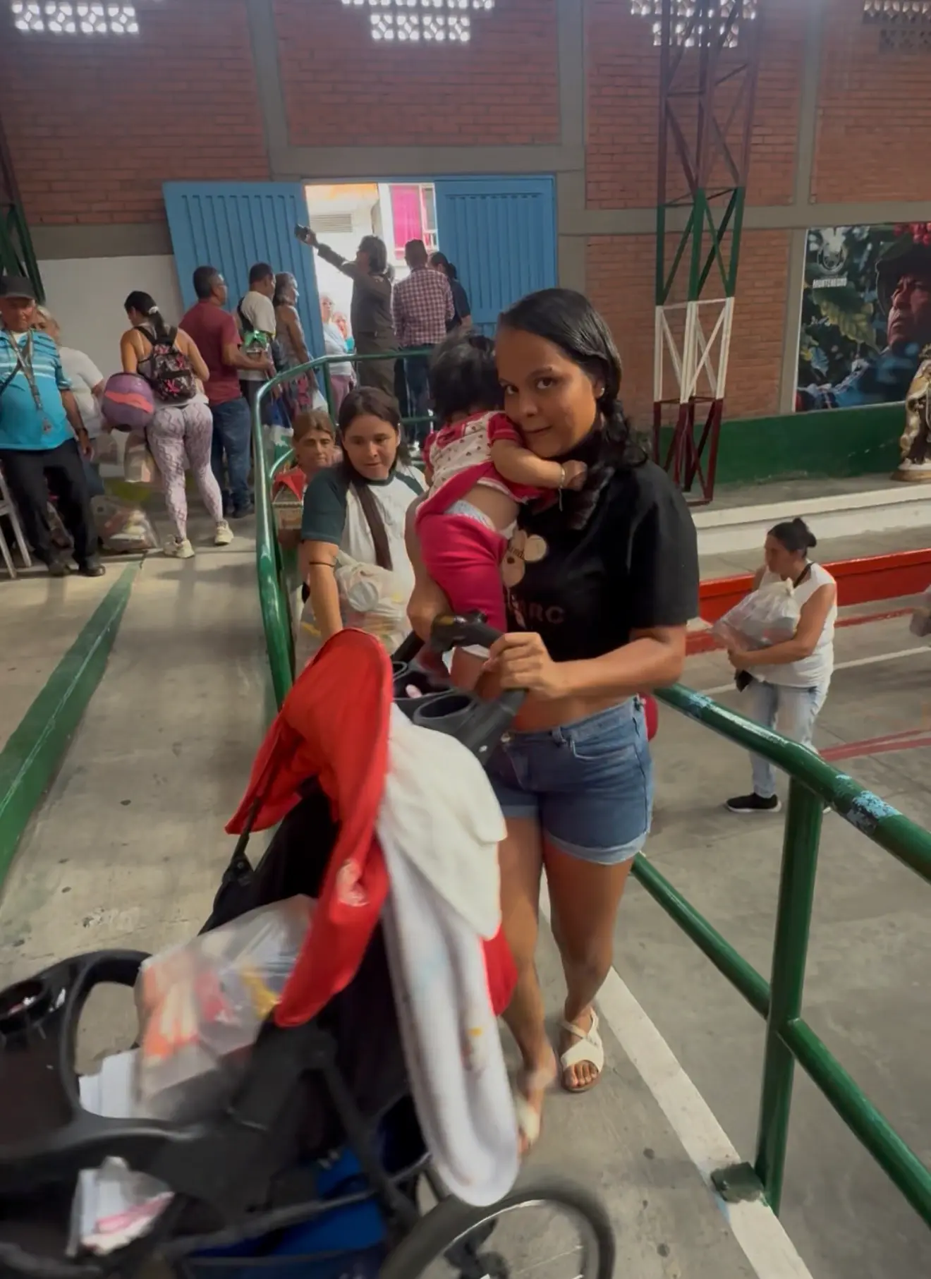 Equipo de Procaps junto a familias beneficiadas